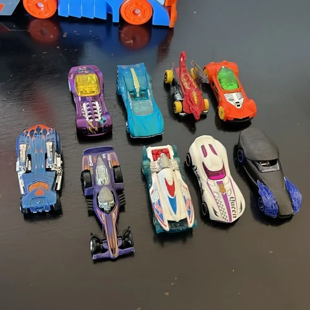 Mattel Hot Wheels Stunt & Go Track Set + 9 Hot Wheels Cars